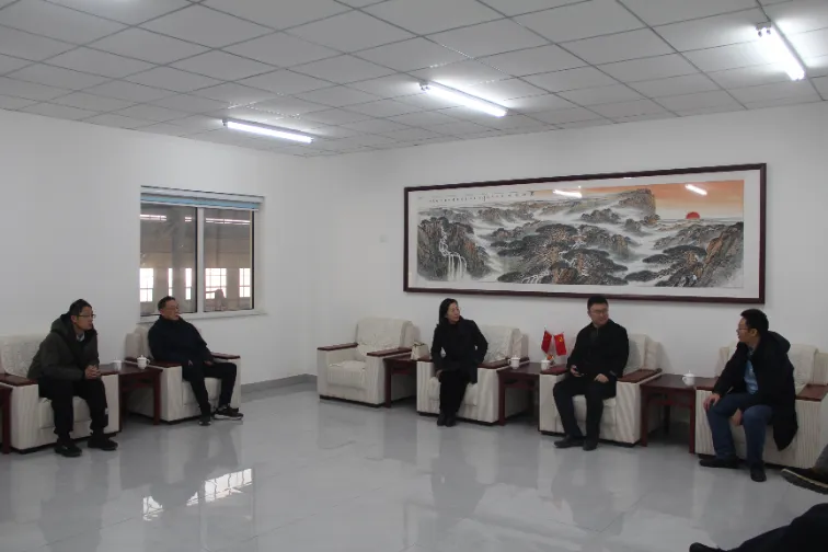 ​Accueillir une délégation de l'Université d'architecture du Shandong pour visiter l'usine et explorer la collaboration